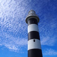 秋田・男鹿半島にある入道崎灯台。しましま模様が青空に映える！