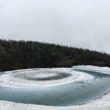 岩手にある八幡平のドラゴンアイです。雪解けの季節だけ見られるレア絶景🐲