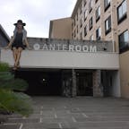 京都の九条にあるANTEROOM、すごい良かった！内装も無機質なところにアート作品が沢山あったり、ラウンジも広くて自由に使えるのでフリーランスの味方ホテル。朝食がまた美味しいのと、スタッフの方の感じも良くて居心地良かったです。また行こう。