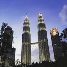 マレーシア・クアラルンプールのペトロナス・ツインタワー。夜景が抜群に似合いますね〜。ちなみに片方は日本の建設会社が、そしてもう片方は韓国の建設会社が競って建設したそうですよ。
#タワー #KL