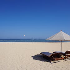 バリ島・アマヌサのビーチ。まるでビーチを貸し切っているかのようなパラソルの配置。
#バリ島 #アマン #ビーチ