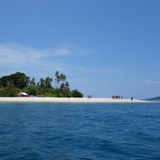 インドネシアのビンタン島から専用ボートで２０分の場所にあるプライベート・アイランド・リゾート「ジョヨ島（Palau Joyo）」。クーラーも冷蔵庫もないバンガローが点在する隠れ家リゾートは、まるでロビンソンクルーソーの世界のよう。
#インドネシア #ジョヨ島 #リゾート
