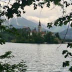 ブレッド湖 スロベニア
晴れたらもちろん綺麗ですが、曇りでも湖の周りのお散歩楽しめます。1周6キロ
とはいえ晴れたらキレイさが全く違うので、1泊されるのをオススメします。
晴れた日にぜひお城に登って下さい。(有料なので)