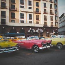 ハバナのホセマルティ広場！
カラフルなクラシックカーがたくさんありました！(タクシーなので乗れます！)
ハバナ市は2019年で創立500周年の節目の年で、街中がお祝いモードになってました〜。
(2019年12月)