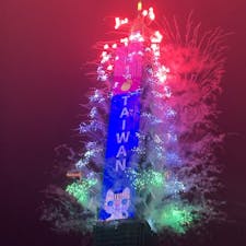 台北101🗼🎆

100枚目の投稿🥰
2020年を迎えた際の台北101！！
新年を迎えるとタワーから花火がバンバンと
出てきて大歓声👏🏼✨
とても迫力があって綺麗でした。

#2020カウントダウン #カウントダウン
#台湾カウントダウン