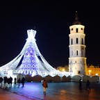 ビリニュスの大聖堂前の広場。鐘楼とクリスマスマーケット。