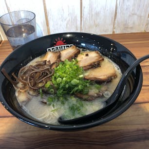 昨年秋オープンの店です。
白豚骨チャーシュー麺🍜🤤