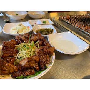 교대갈비집(教大カルビ) 市庁店🥓🔥

明洞にもアクセスしやすい市庁駅の近くに
あります。
お肉は店員さんが焼いて切ってくれるので
出来上がるのを落ち着いて見ていられます✨
味は辛くなく、どちらかと言えば甘めの味付け。
めちゃくちゃ米が欲しくなる。笑
無料でソフトクリームも食べれます🍦🥺

#韓国カルビ #明洞カルビ