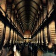 アイルランド・ダブリン の名門トリニティカレッジにあるOld Libraryの内部。なんとなくハリポタっぽい感じがありました笑
大学なのに観光地化してるので終始色んな人がいるし、レストラン風のパブもありました。流石アイルランド。。。(2019年11月)