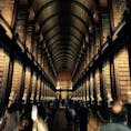 アイルランド・ダブリン の名門トリニティカレッジにあるOld Libraryの内部。なんとなくハリポタっぽい感じがありました笑
大学なのに観光地化してるので終始色んな人がいるし、レストラン風のパブもありました。流石アイルランド。。。(2019年11月)