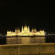 ハンガリー・ブダペストの国会議事堂。夜のライトアップ時は世界一綺麗ともいわれます。この光に集まってきた(？)蝙蝠が建物の上を飛んでおり、遠くから見ると金粉が舞ってるみたいで綺麗でした。(でも、蝙蝠なんですよね笑)
(2019年10月)