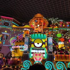 ユニバ✨夜のパレード😆ミニオン可愛いしプロジェクションマッピングも使った豪華なパレード😊見応えあり✨