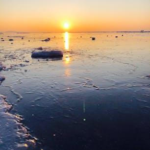 凍った海の上からのサンセット