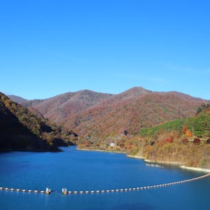 奥四万湖
紅葉の季節は山と湖のコントラストが最高！