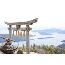 天草　倉岳神社
近くまで車で行けます。
鳥居越しの絶景！