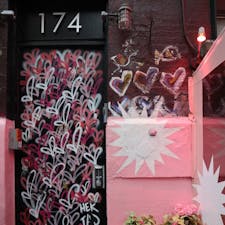 New York / Manhattan
Pietro Nolita
アーティスト・James Goldcrownの「Love Wall」が目を引くお店が増えているNY。化粧品ブランドのエスティローダーともコラボ中です♪
#newyork #manhattan #jgoldcrown #lovewall