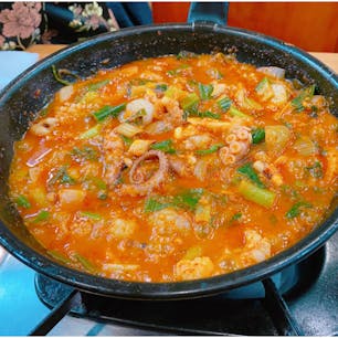 『孤独のグルメ』2019年大晦日スペシャルでも紹介されていた釜山の名物‼️テナガダコと海老、ホルモンが入った鍋です♪♪♪

こちらは西面にある【ケミチプ】というお店で、テレビで紹介されていたお店とは別ですが、24時間営業で気軽に立ち寄れます☺️