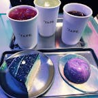 CAFE TAPE  梨泰院
宇宙ケーキ🌏
食べたのは、
ゆずクリームチーズ、
イチゴクリームチーズ🍰
