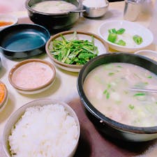 釜山名物でもあるテジクッパをいただきました♡

西面テジクッパ通りにある【松亭3代クッパ】
セットで付いてくる、お肉のつけダレも最高‼️ご飯進みます🍚