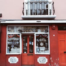 ノッティングヒル
アンティークのショップが◎