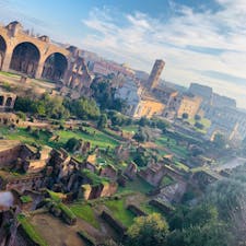 ローマ🇮🇹
フォロ・ロマーノとコロッセオ

パラティーノの丘からの眺めです。タイムスリップした気分になります⏳