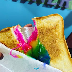 原宿にあるレインボーホットサンド発祥のお店、Le Shiner（レ・シャイナー）！

レインボーフードや話題のフードを注文できます⭐︎
レインボーホットサンド、お値段は1080円でした(^^)

一人でなかったら、レインボーチーズがビヨーンと伸びた画像が撮れたかも_:(´ཀ`」 ∠):トホホ