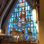 セント オーガスティン教会
美しいステンドグラスと出席者たちの信仰が神聖な空気を創り出しているように感じます。
ワイキキビーチからも歩いて行ける距離にあり、自分の気持ちと向き合う穏やか時間を過ごしたい時にとてもよい場所です。