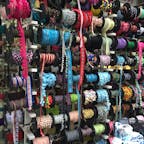 チェンマイ、ワーロットマーケット。
タイの古都、チェンマイはタイ北部に位置し、山岳民族の衣装小物もたくさん！
可愛いリボンも豊富で夢中になってしまいます😊