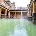 お風呂bathの語源になったBath🇬🇧

ローマ帝政時代に、ローマ人が公共浴場として利用していたのがThe Roman Baths♨️
テルマエ・ロマエで知られるローマ人のお風呂文化を見学できます。
サウナの様なものもあったり、一大保養施設！

ローマの属州だったイギリス。
海を越えて、イギリスまでやってきたローマ人のパワフルさに驚き。
お風呂での癒しも必要…
寒い時期だったので、立ちのぼる湯気を見ていると、入りたくなりました(入浴はできません🙅‍♀️)。
.
——
◾️この旅のざっくりルート
London
↓ 2h
Stonehenge
↓ 1h
Bath(1泊)
↓ 2.5h
London
※車で行きましたが、ロンドンからのツアーもあります。
——