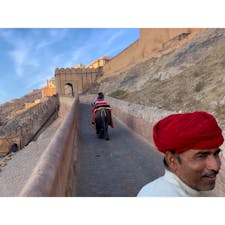 2020年1月24日
#インド　#アンベール城
1番ボスっぽいゾウ乗りの人のゾウに ☻
日本語でぞうさんの歌を歌ったりとても愉快な人 ☺︎