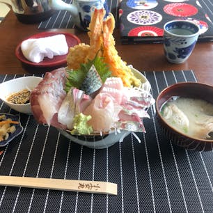 本日は、長崎県西海市の小安丸さんで
メガ盛り丼頂きました。🐟