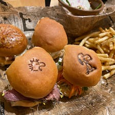 中目黒のPEANUTS Cafe。かわいいスヌーピーとウッドストックのバンズをもしゃもしゃ食べました🍔