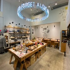 オリジナルのスヌーピーグッズとかお菓子とか売ってるスペースも。