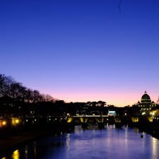 イタリア　ローマ

バチカン方面を向いての日没

夜の街並みもキレイでした。防犯対策をしっかりして夜散歩するのもオススメです。