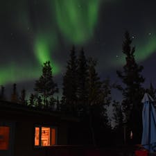 宿泊施設 Muktuk Adventures から見えたオーロラ（2018年9月当時）

オーロラ鑑賞シーズンは8月から始まるそうです。Whitehorse, Canada