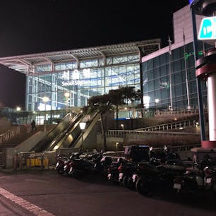 ソウル駅
マートの帰り道、真夜中のソウル駅は
明るかった🚉