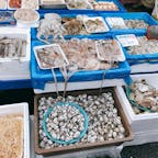アヒョンシジャン
地元人が買い物してて
日本語は通じませんが 見てるだけでも楽しめます。いちご、栗、韓国海苔など買いました。試食もくれるし 親切です。チェジュのみかん🍊をもらったけど 甘くて美味しかったなぁ。
地元の暮らしぶりを 覗くには とても良い市場だと思います♪( ´θ｀)ノ