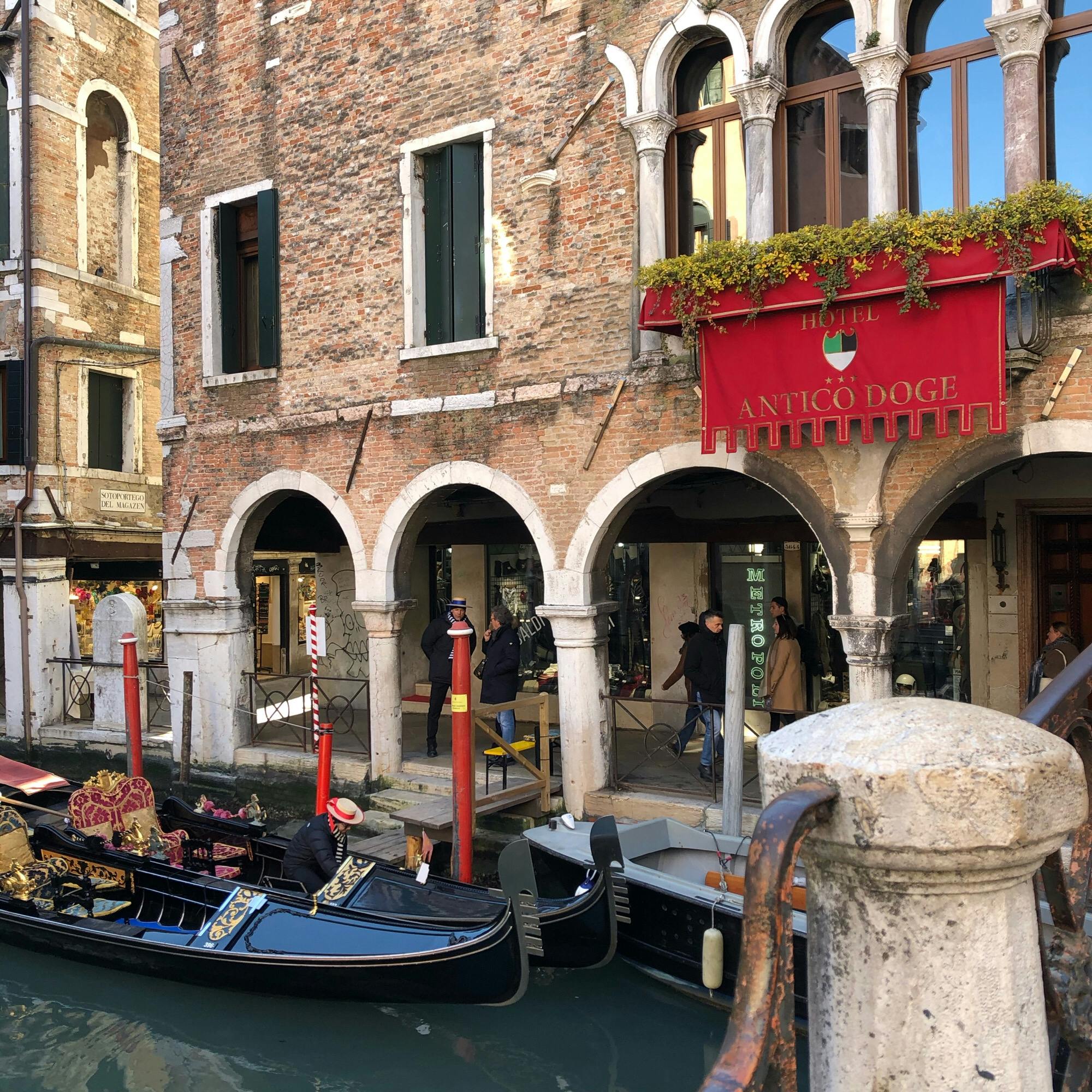 ヴェネツィア Venezia ベネチア の投稿写真 感想 みどころ ディズニーシーみたいな見た目のベネチア トリップノート