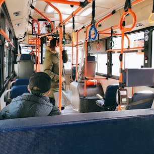 ソウル 明洞 173番バス
つり革が 色とりどりです。
明洞からこのバスに乗れば
一本で 広蔵市場や東大門に行けます。
10分くらいかな、、。地下鉄の乗換が面倒な時は お勧めします。