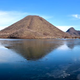 榛名湖と榛名山。
ちなみに湖の一部は氷が張っていました。
