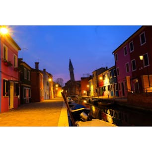 イタリア　ブラーノ島

ヴェネツィアから船で40分程の離島。

カラフルな家々で有名ですが、夜になると雰囲気は一転、いい意味で閉店後の遊園地のようでした。

もちろん昼間に行くのもおすすめです。