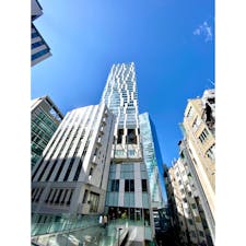 2018年9月にオープンの「渋谷ストリーム（SHIBUYA STREAM）」。
旧東横線渋谷駅ホーム、線路跡地及びその周辺地区を再開発した大規模複合施設です。
地上35階、地下4階、高さ約180m 。
渋谷のアクティビティが息づくように、縦長のホワイトパネルをランダムに配置している外観です