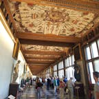 2019年９月
フィレンツェのウフィツィ美術館です

海外の美術館は天井も素晴らしいです