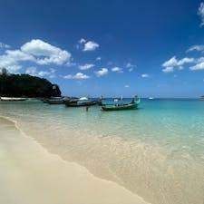 午前中は特に人が少なくてよかったプーケットのフリーダムビーチ。日本人がほとんどいないのも◎この繋留している船でおそらくパトンビーチへ行けるよう。
#フリーダムビーチ