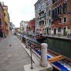 2019年９月
イタリアのヴェネツィア

歩いている横をゴンドラが通り過ぎるって良いですね