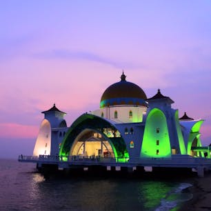 お祈りの時間に被ってモスクには入れず、、
でも外から見たライトアップも夕日も最高だった😳

#マレーシア　#マラッカ　#モスク
