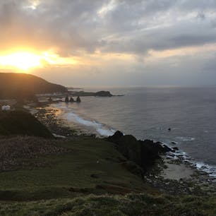 台湾、緑島の牛頭山です。
夕焼けが綺麗ですね！
It is like fire on island when you see from the boat on sea.
#台湾の離島　#緑島　#牛頭山
