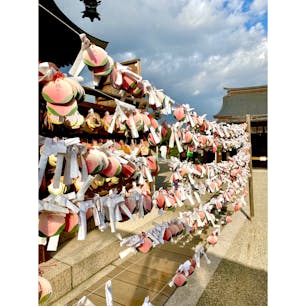 岡山県　吉備津彦神社
桃太郎ゆかりの神社です。
桃おみくじがなっています♪