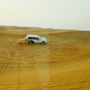 ドバイで迫力のデザートサファリ