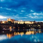 夕方のプラハ城。
雨上がりの空はまだ曇っているけど、水面に映るプラハ城が幻想的で好き！

#thosedayswithyou
#praha